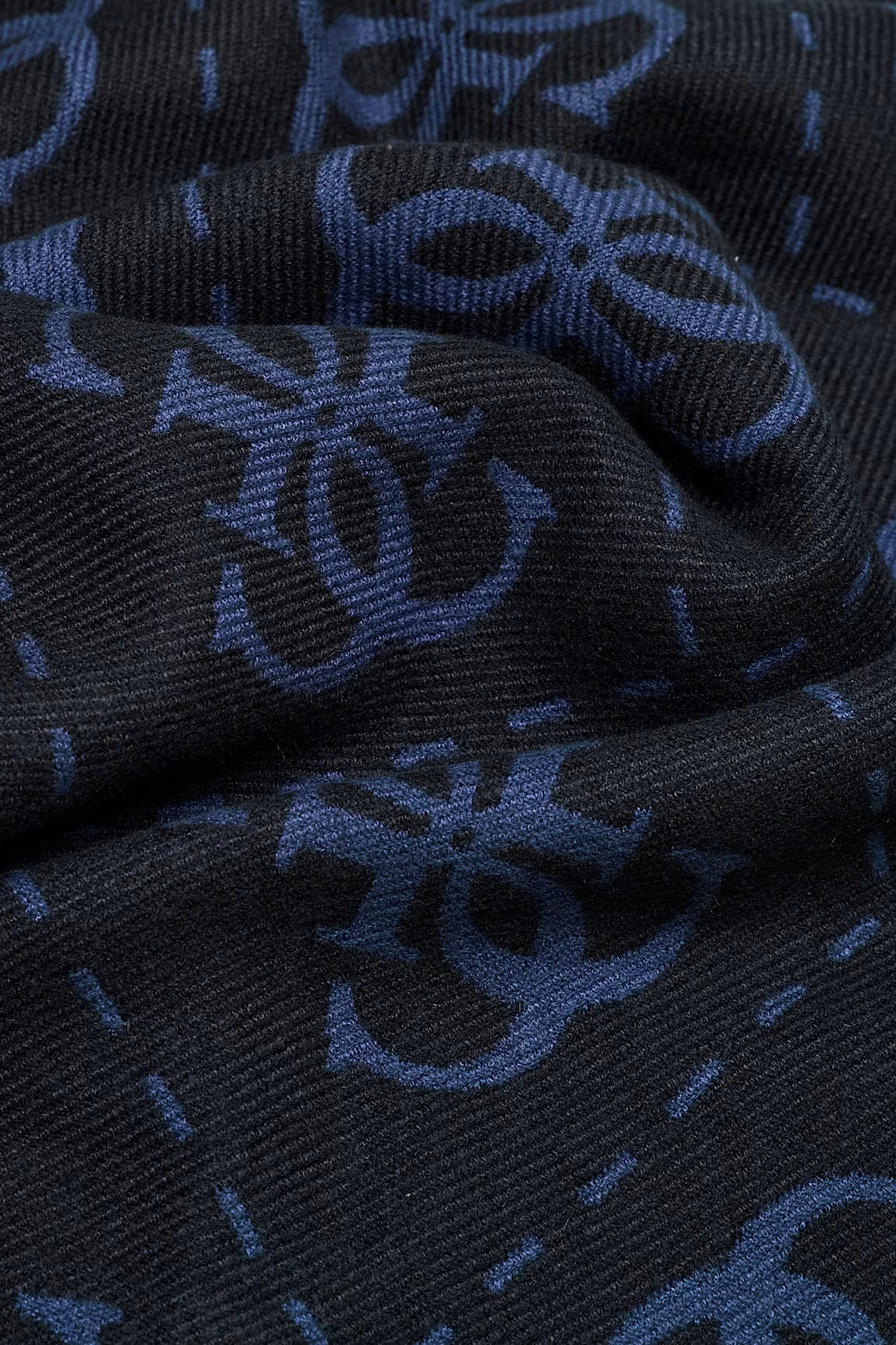 GUESS JEANS AOP JACQUARD BOSTON SCARF