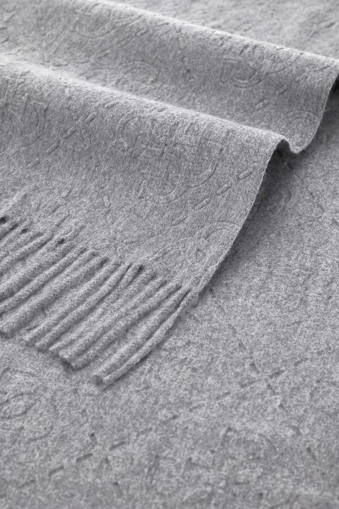 GUESS BOSTON EMBOSSED SCARF