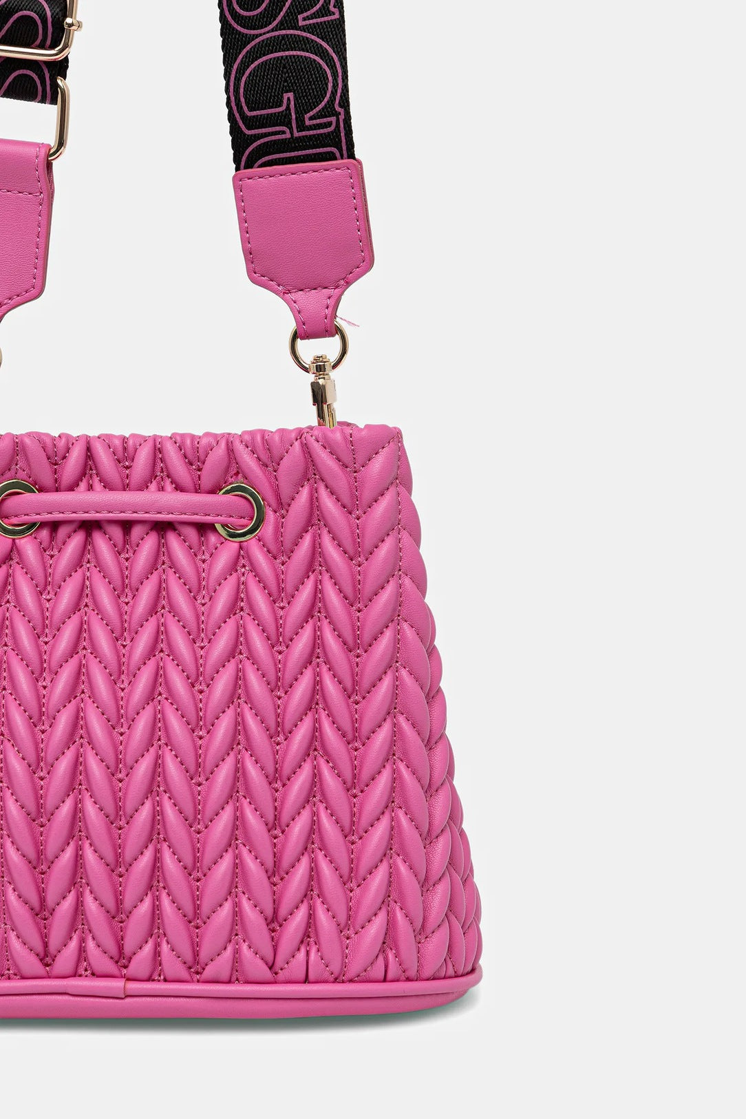 GUESS QUILTED MINI BUCKET BAG