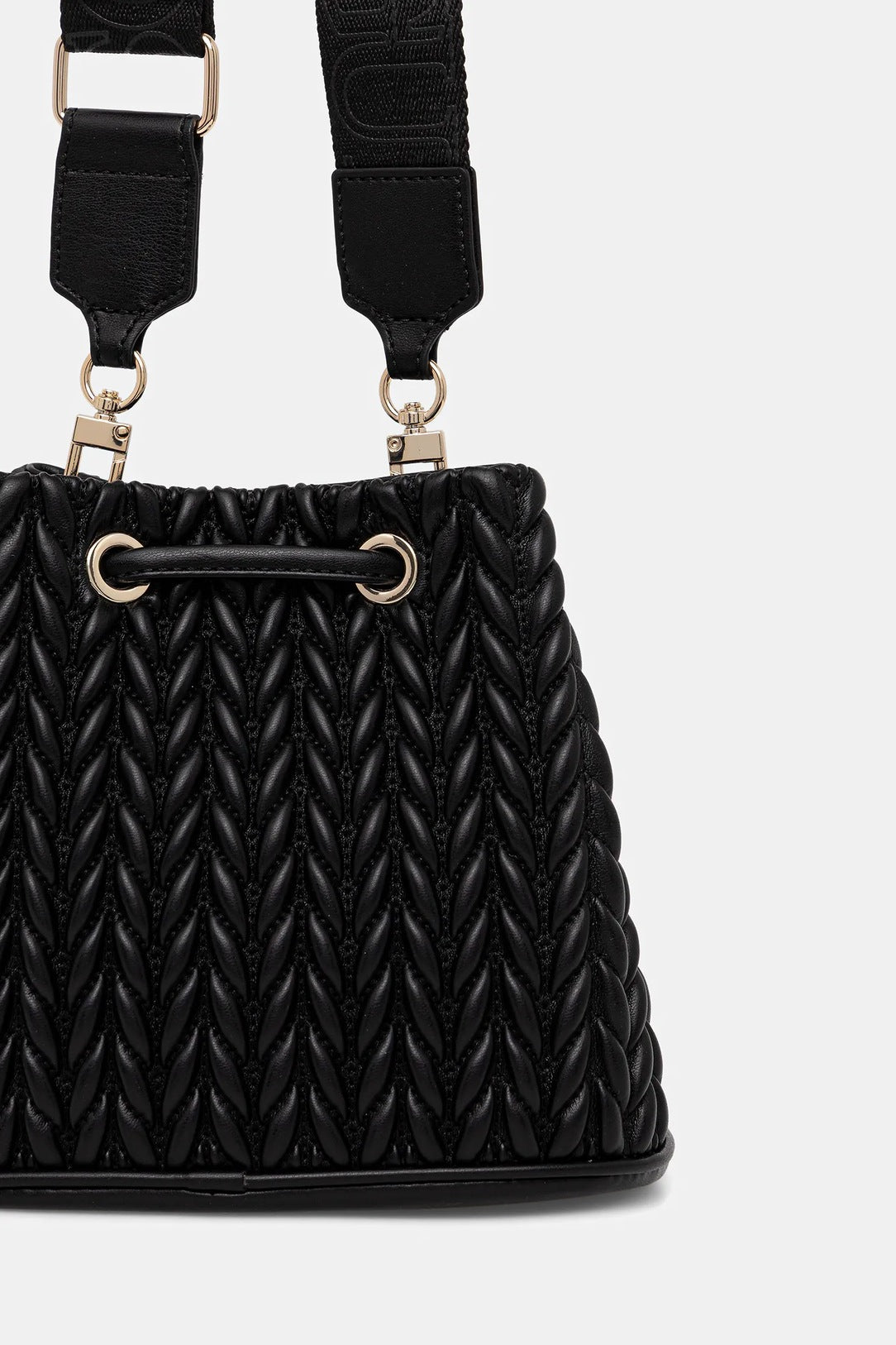 GUESS QUILTED MINI BUCKET BAG