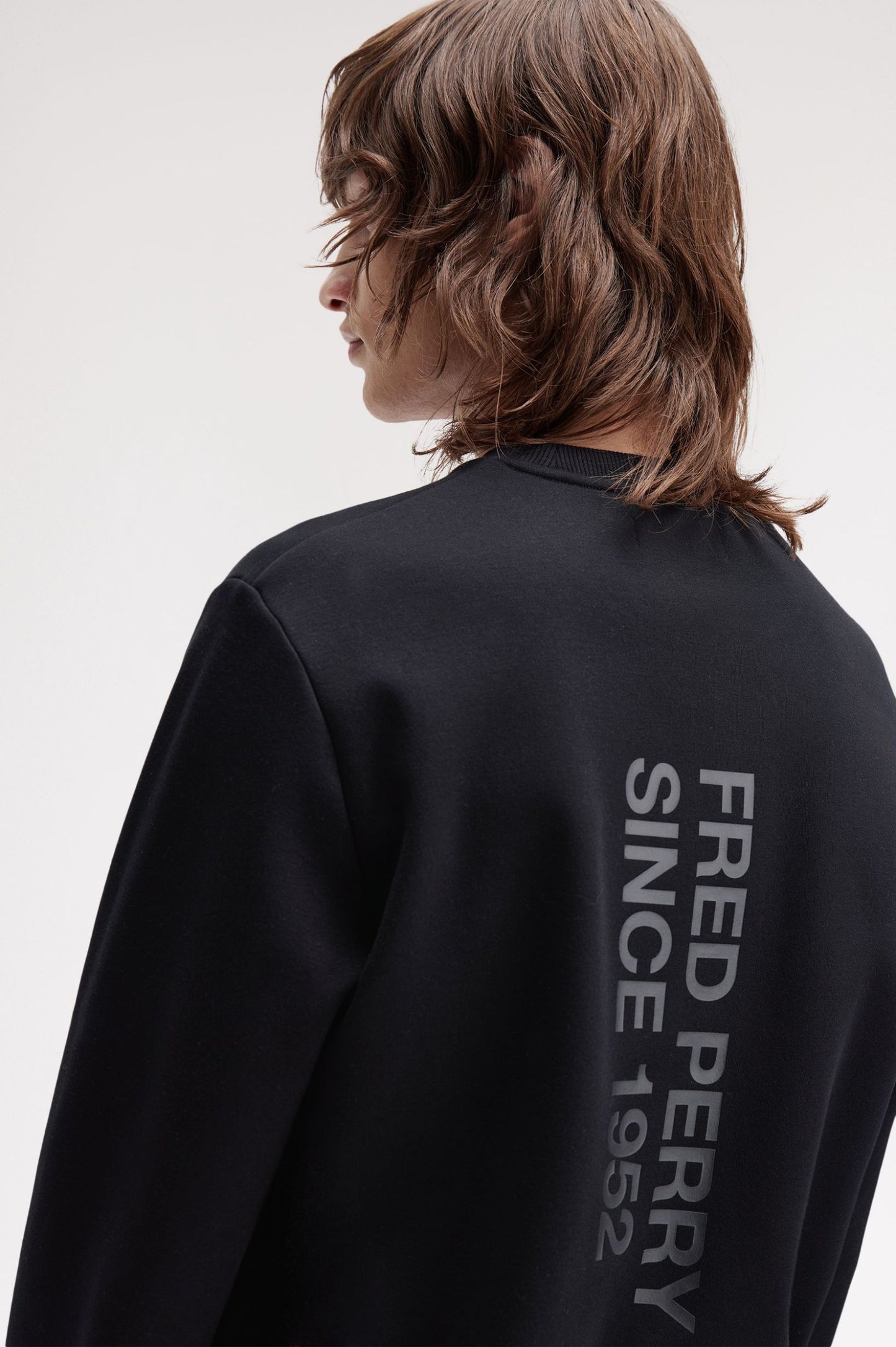 FRED PERRY BOLD BRANDING CREWNECK SWEATSHIRT
