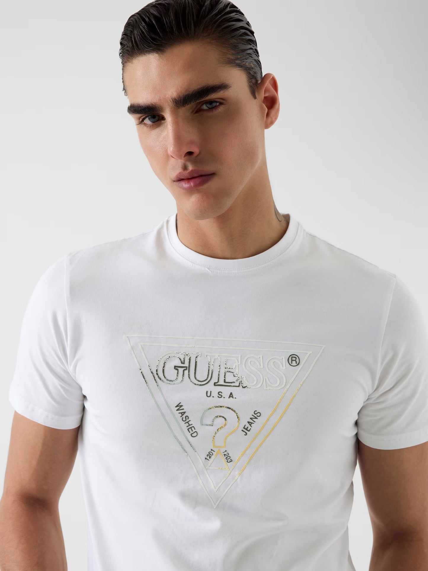 GUESS HD TRIANGLE LOGO T SHIRT