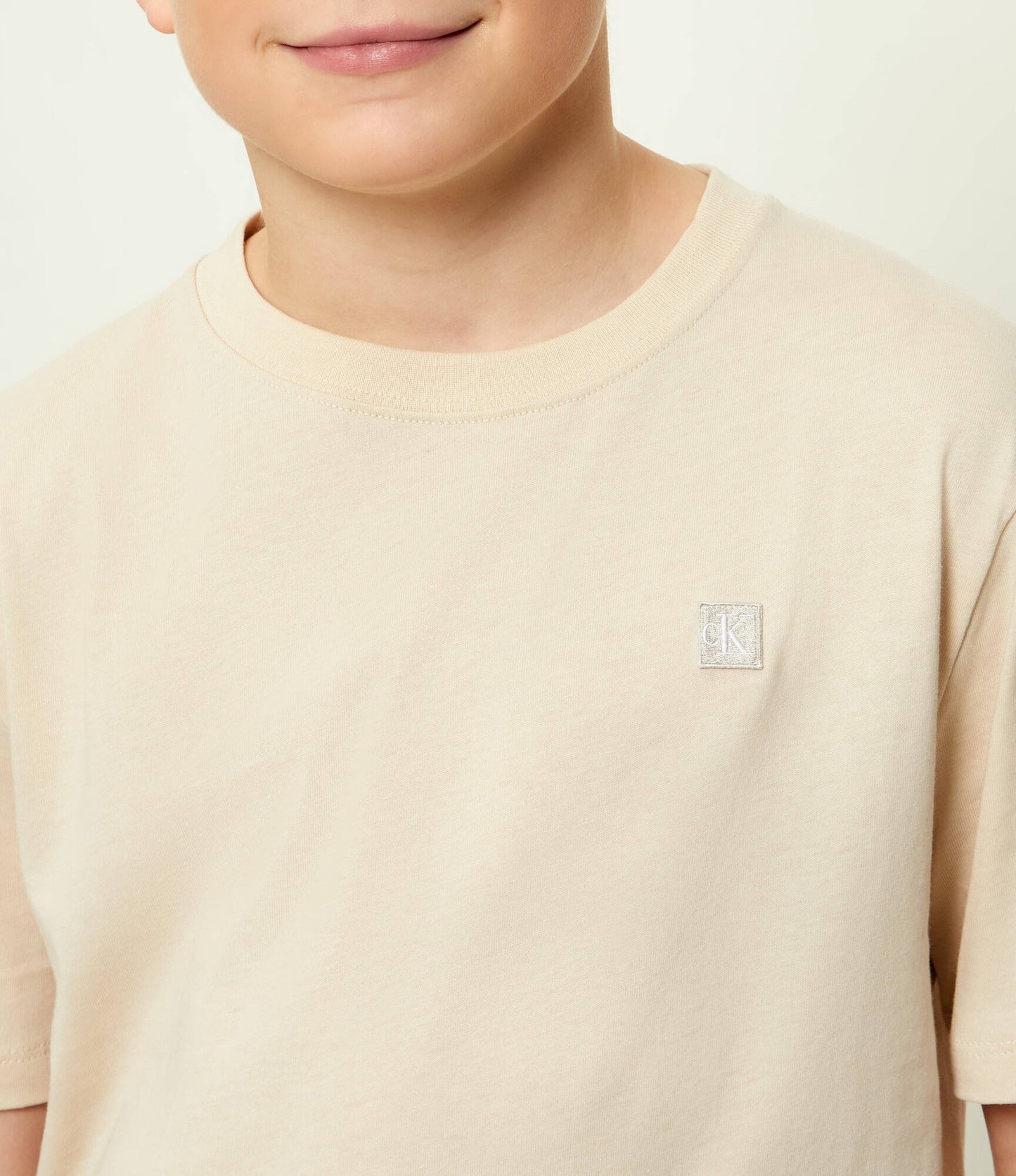 CALVIN KLEIN KIDS MONO MINI BADGE REGURAL T SHIRT